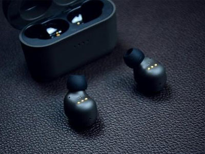 獨特的藍牙耳機設計讓您可以聆聽不同的聲音。